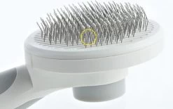 Merkloos Dierenborstel - Haarborstel Huisdieren - Borstel Voor Vacht Huisdier - Borstel Kat - Borstel Hond - Makkelijk Haar Verwijderen Met één Klik - Inclusief Speeltje - Kam Huisdier - Vachtverzorging - Massage -Dierenwinkel 1200x751 1